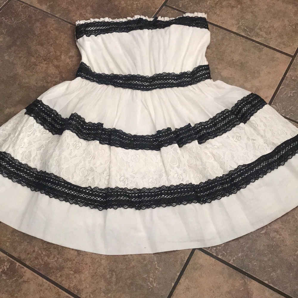 Strapless dress in ivory and black lace